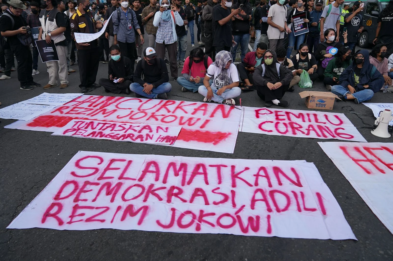 Demo Jogja Memanggil: Massa Teriak Turun Jokowi dan Gembok Kantor DPRD