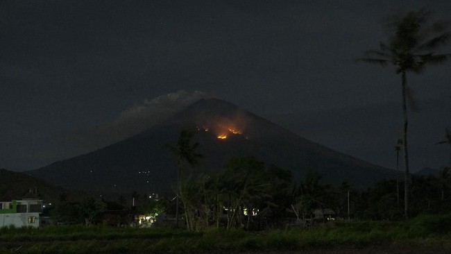 Kebakaran di Gunung Agung Bali Meluas, BPBD Rancang Hujan Buatan