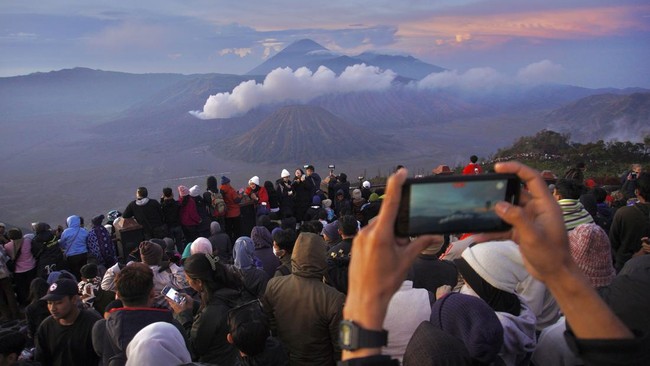 Gunung Semeru 9 Kali Meletus Semburkan Abu Vulkanik Setinggi 600 meter